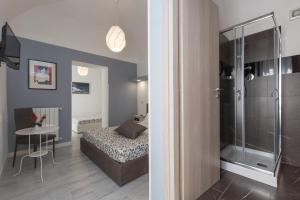 Schlafzimmer mit einem Bett und einer Glasdusche in der Unterkunft San Peter Angels in Rom