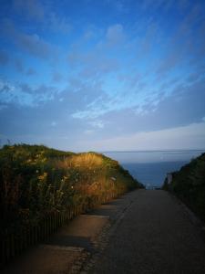 an empty road with the ocean in the background at Hotel L'Ancre d'or in Pénestin