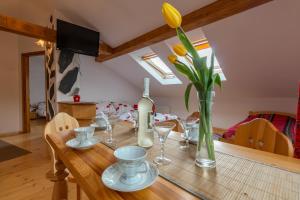 克罗奇琴科kwatery polaczyk的餐桌,配有一瓶葡萄酒和鲜花