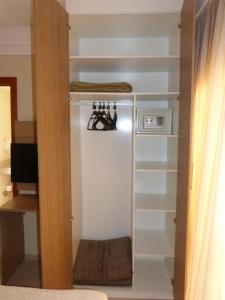 un placard avec une armoire blanche et des étagères dans l'établissement Aldeia das Águas Park Resort, à Barra do Piraí 22 autres photos