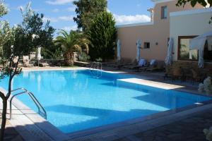 Bazén v ubytování Harmony Hotel Apartments nebo v jeho okolí