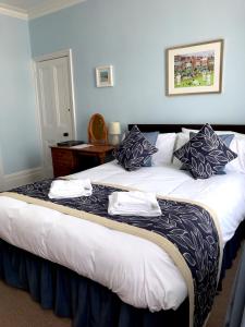 Uma cama ou camas num quarto em By The Sea Bed and Breakfast