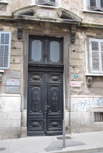 een zwarte deur aan de zijkant van een gebouw bij Kappa apartments in Rijeka