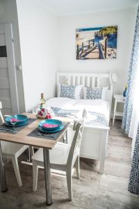 ein Wohnzimmer mit einem Tisch und einem Sofa in der Unterkunft Apartamenty Mewa in Misdroy