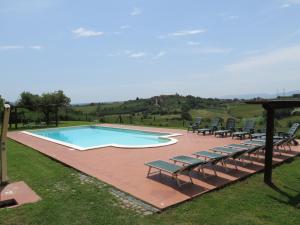 Bazén v ubytování Agriturismo Borgo Del Papa nebo v jeho okolí