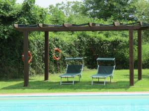 Bazén v ubytování Agriturismo Borgo Del Papa nebo v jeho okolí