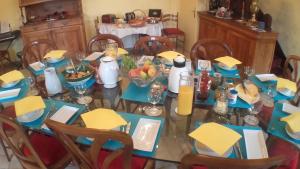 CorseulにあるChambres d'hôtes - Les Palmiersの黄色い封筒付テーブル