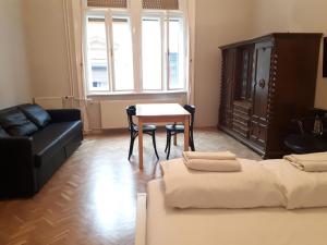 ブダペストにあるDob15 Big Apartmentのリビングルーム(ソファ、テーブル付)