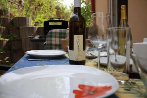 uma mesa com um prato e uma garrafa de vinho em Ferienhaus Trimmisch em Ediger-Eller