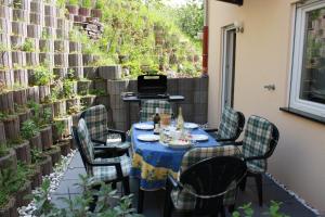 una mesa y sillas en un patio en Ferienhaus Trimmisch, en Ediger-Eller