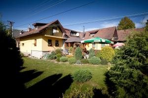 une maison avec un jardin en face dans l'établissement Relax Penzion U Adama, à Dolná Tižina