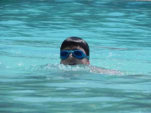 un jeune garçon avec des lunettes dans l'eau dans l'établissement B&B Il Rifugio di Nino, à Contursi
