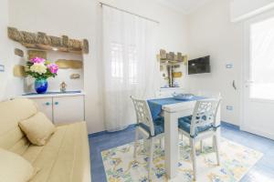 een keuken en een woonkamer met een tafel en stoelen bij Cielo e Mare in Marina di Mancaversa