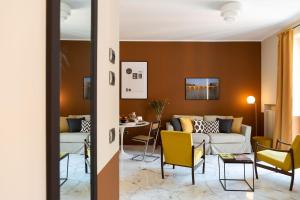 米蘭的住宿－Zebra Naviglio，客厅配有沙发和桌子