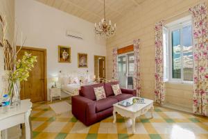 un soggiorno con divano e tavolo di Point de vue Guesthouse a Rabat