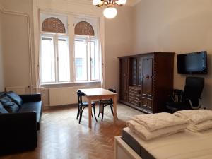 ブダペストにあるDob15 Big Apartmentのリビングルーム(テーブル、ソファ付)