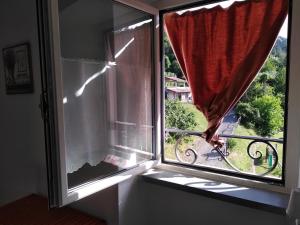 ventana en una habitación con vistas a la calle en Country House La Scortica, en Beverino