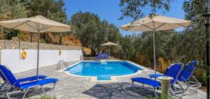 una piscina con sillas y sombrillas en Kerveli Luxury Villa en Kerveli
