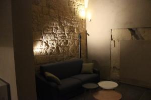 een woonkamer met een bank en twee tafels bij Chiostro di S. Antonio in Marsala +82 foto's