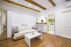 un soggiorno con divano e tavolo di Apartments Stinice a Gradac (Grado)