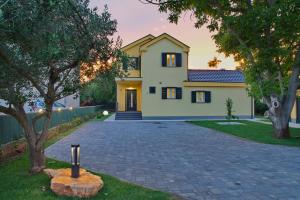 Bangunan di mana terletaknya vila ini