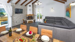 Ruang duduk di Villa Lorena