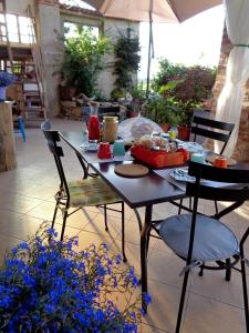 BovesにあるBed and breakfast Al Rudunのテーブルと椅子、パティオ(食べ物付)