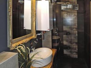 ein Bad mit einem Waschbecken und einem Spiegel in der Unterkunft Apartament Nr.9 in Pobierowo