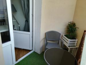 una mesa y una silla junto a una puerta en City Sopot Pokoje i Apartamenty na deptaku, en Sopot