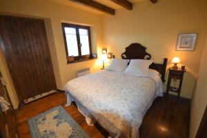 A bed or beds in a room at Casa en Bolvir, jardin y piscina