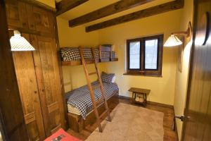 A bed or beds in a room at Casa en Bolvir, jardin y piscina