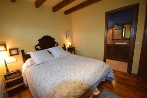 A bed or beds in a room at Casa en Bolvir, jardin y piscina