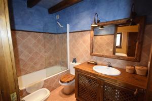 A bathroom at Casa en Bolvir, jardin y piscina