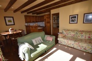 A seating area at Casa en Bolvir, jardin y piscina