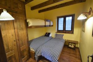 A bed or beds in a room at Casa en Bolvir, jardin y piscina Még 12 kép