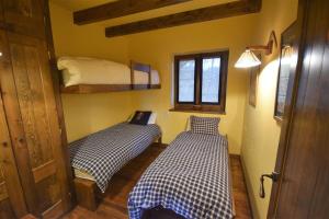 A bed or beds in a room at Casa en Bolvir, jardin y piscina