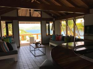 uma sala de estar com vista para o oceano em Oceania Villas em Culebra