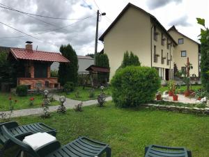 una casa con un cortile con sedie davanti di Dor de munte a Borşa