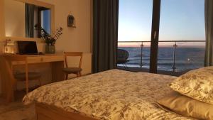 Łóżko lub łóżka w pokoju w obiekcie Apartament Morski przy Latarni