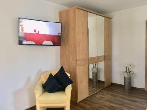 uma sala de estar com televisão na parede em Ferienwohnung zum Dorfwirt em Riedenburg