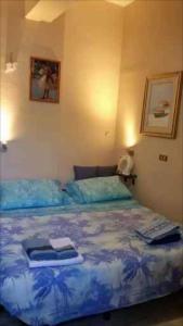 レッジョ・ディ・カラブリアにあるMonolocale Seasideのベッドルーム1室(大型ベッド1台、青いシーツ付)