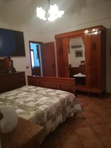 una camera con un letto e un grande specchio di Le Case Di Tufo Riccio di mare a Favignana