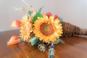 a bouquet of sunflowers in a vase on a table at Casa vacanza “Grigio Perla” in Pachino