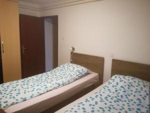 - 2 lits installés l'un à côté de l'autre dans une chambre dans l'établissement Apartma Vilma, à Kobarid