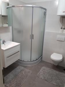 Koupelna v ubytování Ivaana + 12 fotografií