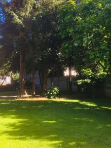 レ・ゼペスにあるLa Maison du Parcの背景の緑草原
