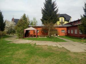una casa con cenador en un patio en Pokoje Rybacka 5 en Krynica Morska