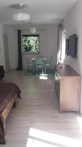 ルビャトボにあるNowy apartament z patioのベッド、テーブル、椅子が備わる客室です。