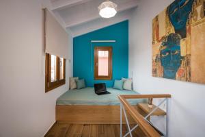 Postel nebo postele na pokoji v ubytování Evlimeni Suites