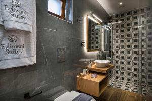 Koupelna v ubytování Evlimeni Suites + 30 fotografií